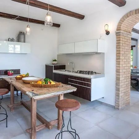 Casa Melograno 11&2, Emma Montefelcino